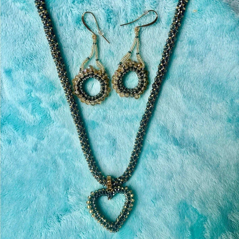 468A Elegant beaded Gold and Black Heart Necklace set - Picture 1 of 2